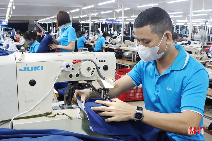 Công nhân Công ty CP Sản xuất đầu tư và thương mại TAAD Hà Tĩnh gia công hàng xuất khẩu. bqbht_br_6764.jpg