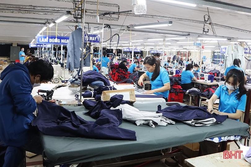 Các doanh nghiệp may mặc trên địa bàn Hà Tĩnh đang gấp rút trả đơn hàng cuối năm. bqbht_br_6802.jpg