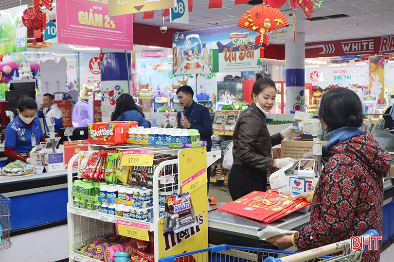 Quầy giao dịch thanh toán của siêu thị Co.opmart Hà Tĩnh công khai thông tin về giảm thuế VAT 2%. bqbht_br_4.jpg