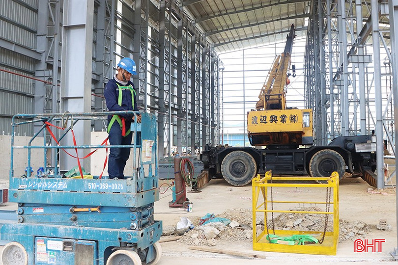 Nhà máy sản xuất tinh luyện Ferro Chromnium Cacbon thấp Lirr Việt Nam (KKT Vũng Áng) được chấp thuận chủ trương đầu tư trong tháng 3/2025 và đang triển khai thi công nhà xưởng. Nhà máy sản xuất tinh luyện Ferro Chromnium Cacbon thấp Lirr Việt Nam (KKT Vũng Áng) được chấp thuận chủ trương đầu tư trong tháng 3/2025 và đang triển khai thi công nhà xưởng.