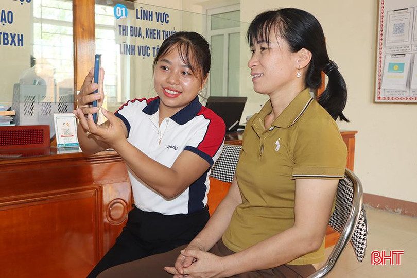 Người dân xã Cẩm Lĩnh được hỗ trợ cài đặt sinh trắc học trên các tài khoản số. 8605.jpg