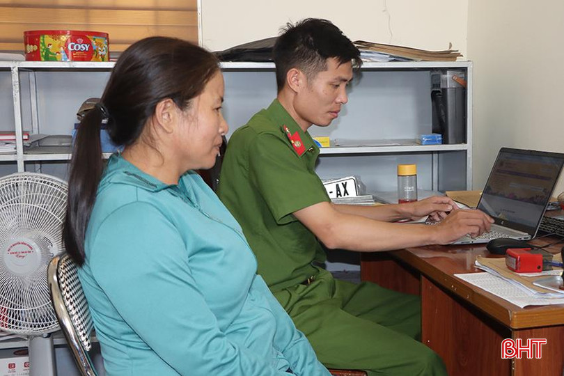 Công dân được hỗ trợ cài đặt: định danh điện tử (VNeID), tài khoản thanh toán số và chữ ký số... 8576.jpg