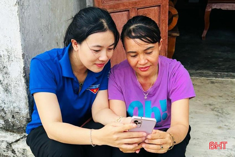 Đoàn viên thanh niên xã Cẩm Lĩnh hỗ trợ người dân cài đặt chữ ký số công cộng tại nhà. 1.jpg