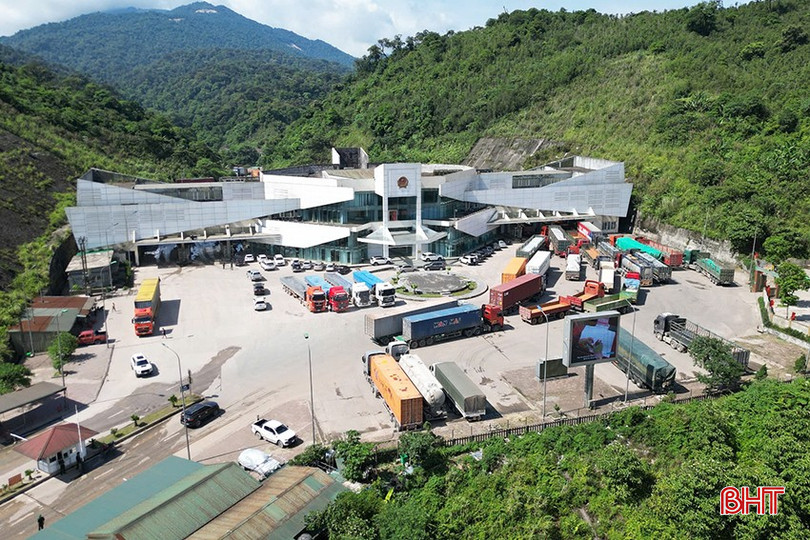Trung bình mỗi ngày, Cửa khẩu quốc tế Cầu Treo đón hơn 600 lượt phương tiện và hơn 1.000 lượt người qua lại. bqbht_br_1.jpg