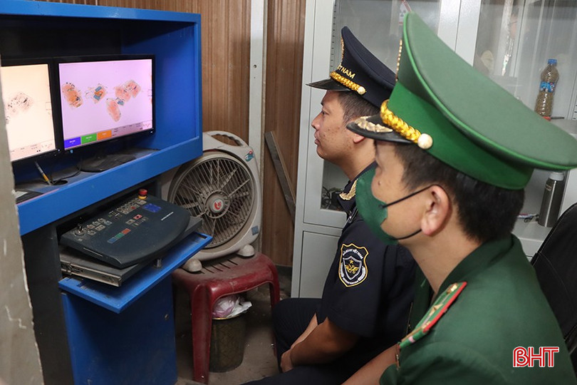 Lực lượng chức năng kiểm soát qua hệ thống máy soi hành lý. bqbht_br_6416.jpg