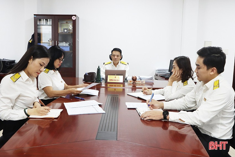 Phòng Quản lý nợ, Cục Thuế tỉnh Hà Tĩnh họp đôn đốc các biện pháp thu hồi tiền nợ thuế. bqbht_br_6903.jpg