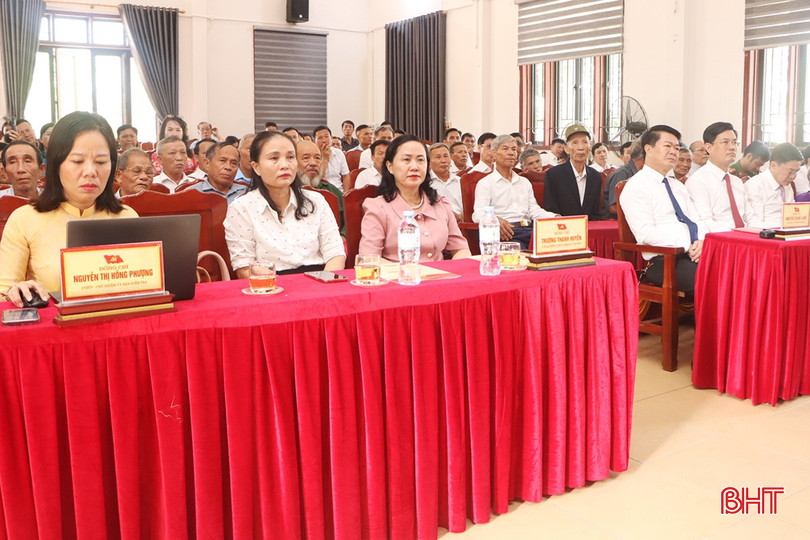 Trưởng ban Tổ chức Tỉnh ủy Trương Thanh Huyền tham dự lễ trao tặng Huy hiệu Đảng tại xã Cẩm Hưng. Trưởng ban Tổ chức Tỉnh ủy Trương Thanh Huyền tham dự lễ trao tặng Huy hiệu Đảng tại xã Cẩm Hưng.