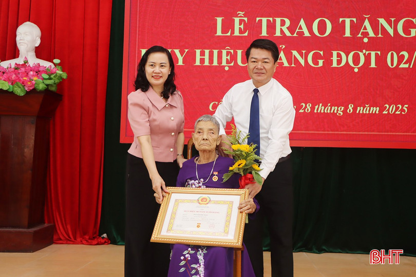 Lãnh đạo tỉnh và xã Cẩm Hưng tặng Huy hiệu 80 năm tuổi Đảng cho đảng viên Nguyễn Thị Tăng. Lãnh đạo tỉnh và xã Cẩm Hưng tặng Huy hiệu 80 năm tuổi Đảng cho đảng viên Nguyễn Thị Tăng.