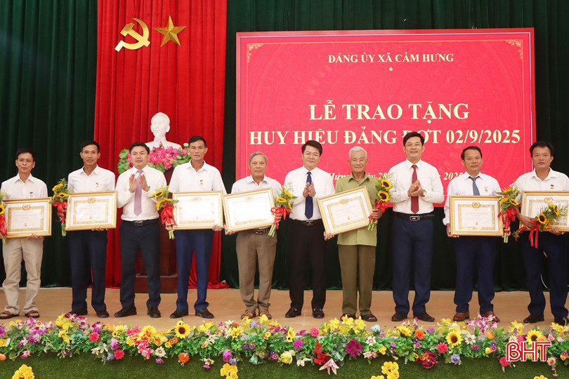 Trao huy hiệu Đảng cho các đảng viên. Trao huy hiệu Đảng cho các đảng viên.