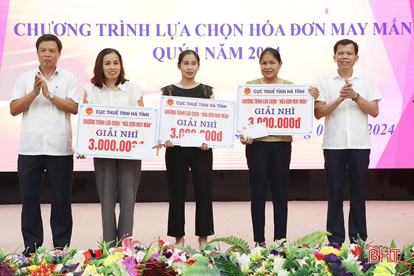 Hội đồng giám sát chương trình “Hóa đơn may mắn” tỉnh Hà Tĩnh trao giải nhì... 0760.jpg