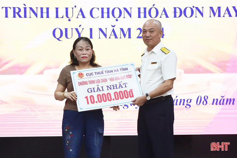 Phó Cục trưởng Cục Thuế tỉnh Dương Hồng Lĩnh trao giải nhất “Hóa đơn may mắn” quý I/2024 cho khách hàng Phạm Thị Hiên. 0756.jpg