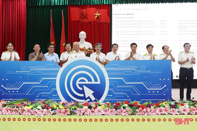 Hội đồng giám sát chương trình “Hóa đơn may mắn” tỉnh Hà Tĩnh bấm nút lựa chọn và chứng kiến, chúc mừng kết quả “Hóa đơn may mắn” quý II/2024. 0788.jpg