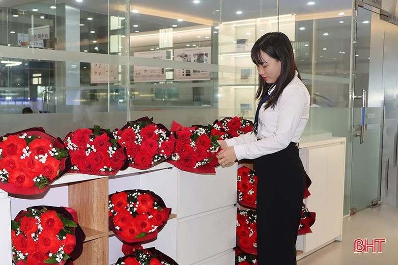 Đại lý kinh doanh ô tô tại Hà Tĩnh chuẩn bị hoa tươi để làm lễ bàn giao xe cho khách hàng trong ngày 19/11. bqbht_br_6056.jpg