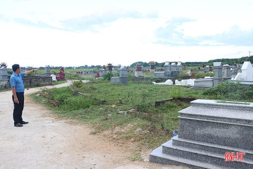 Nghĩa trang 3 thôn: Tam Đồng, Đông Hạ, Đông Vịnh của xã Cẩm Vịnh quỹ đất ngày càng thu hẹp. 9339.jpg