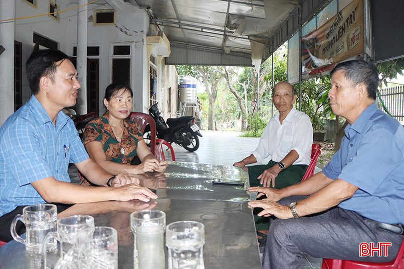 Bà Nguyễn Thị Tỷ ở thôn Yên Khánh, xã Cẩm Vịnh chia sẻ về di nguyện hỏa táng khi qua đời của mẹ chồng. 9319.jpg