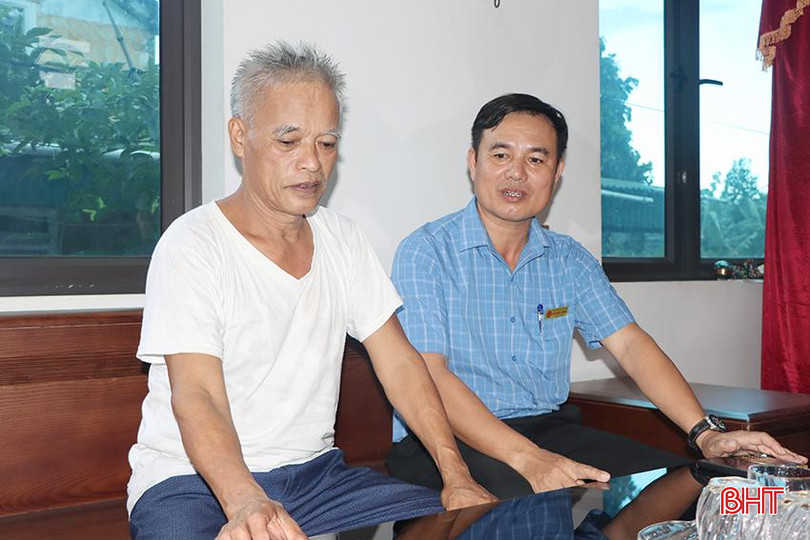 Ông Nguyễn Hữu Hùng (người bên trái) chia sẻ về di nguyện của cha mình. 9324.jpg
