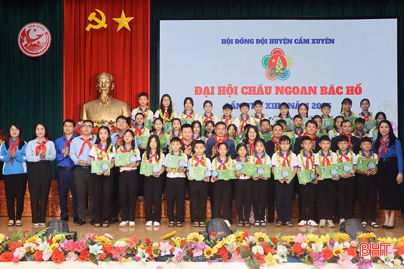 Các đội viên tiêu biểu của huyện Cẩm Xuyên được tuyên dương "Cháu ngoan Bác Hồ" năm 2025.