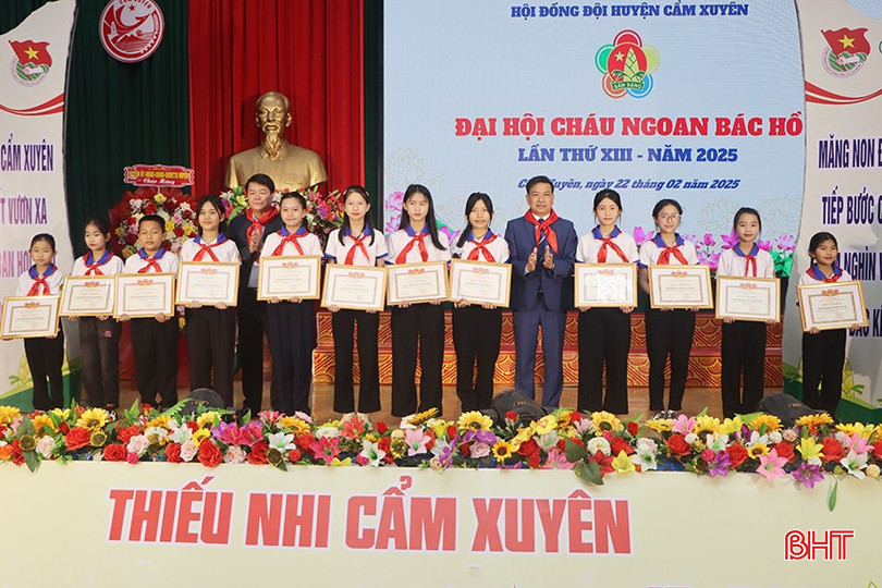 Dịp này, Huyện đoàn Cẩm Xuyên cũng tặng giấy khen cho 12 tập thể có thành tích xuất sắc trong thực hiện phong trào “Thiếu nhi Việt Nam thi đua làm theo 5 điều Bác Hồ dạy”; UBND huyện tặng giấy khen 10 tổng phụ trách đội tiêu biểu đạt thành tích xuất sắc giai đoạn 2020-2025 Dịp này, Huyện đoàn Cẩm Xuyên cũng tặng giấy khen cho 12 tập thể có thành tích xuất sắc trong thực hiện phong trào “Thiếu nhi Việt Nam thi đua làm theo 5 điều Bác Hồ dạy”; UBND huyện tặng giấy khen 10 tổng phụ trách đội tiêu biểu đạt thành tích xuất sắc giai đoạn 2020-2025