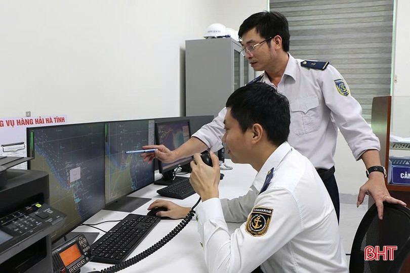 Cảng vụ Hàng hải Hà Tĩnh giám sát tàu thuyền neo đậu ở cảng qua hệ thống định vị GPS. bqbht_br_z7051013347541-6cdf2832d327d47e0b57b6f7fd898998.jpg