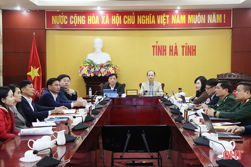 Phó Chủ tịch Thường trực UBND tỉnh Nguyễn Hồng Lĩnh và Giám đốc Sở Ngoại vụ Phạm Xuân Phú điều hành tại điểm cầu Hà Tĩnh. bqbht_br_0.jpg