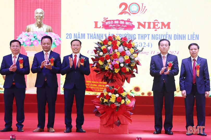 ...và lãnh đạo huyện Cẩm Xuyên tặng hoa chúc mừng nhà trường. bqbht_br_5244.jpg
