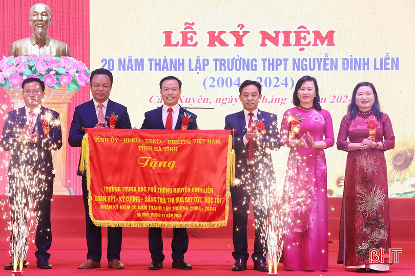 Nhân dịp này, thay mặt Tỉnh uỷ-HĐND-UBND-Ủy ban MTTQ tỉnh, Phó Bí thư Thường trực Tỉnh ủy Trần Thế Dũng và Trưởng ban Dân vận Tỉnh ủy Trương Thanh Huyền tặng Trường THPT Nguyễn Đình Liễn bức trướng với dòng chữ "Đoàn kết - Kỷ cương - Sáng tạo - Thi đua dạy tốt, học tốt". bqbht_br_5201.jpg