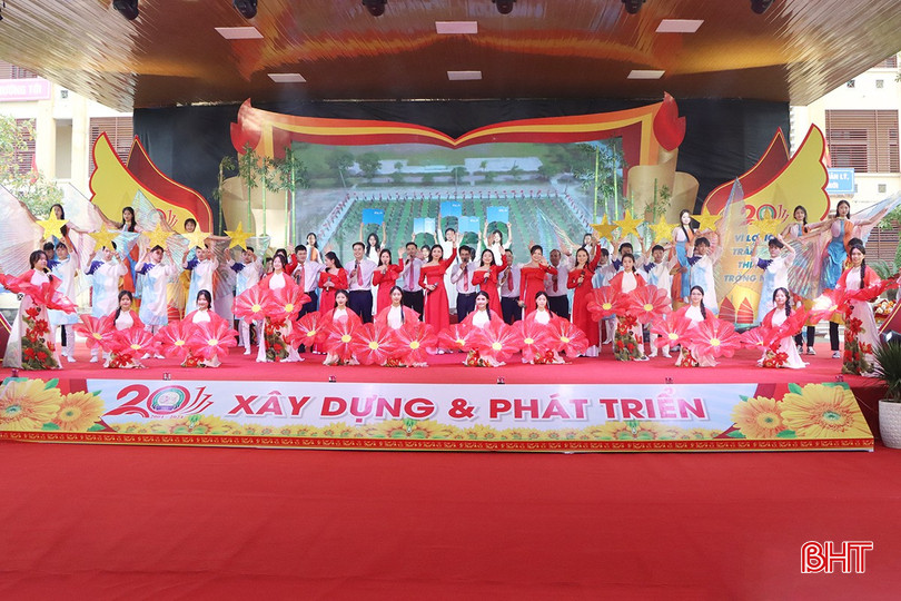 Chương trình nghệ thuật chào mừng 20 năm xây dựng và phát triển Trường THPT Nguyễn Đình Liễn. bqbht_br_5114.jpg