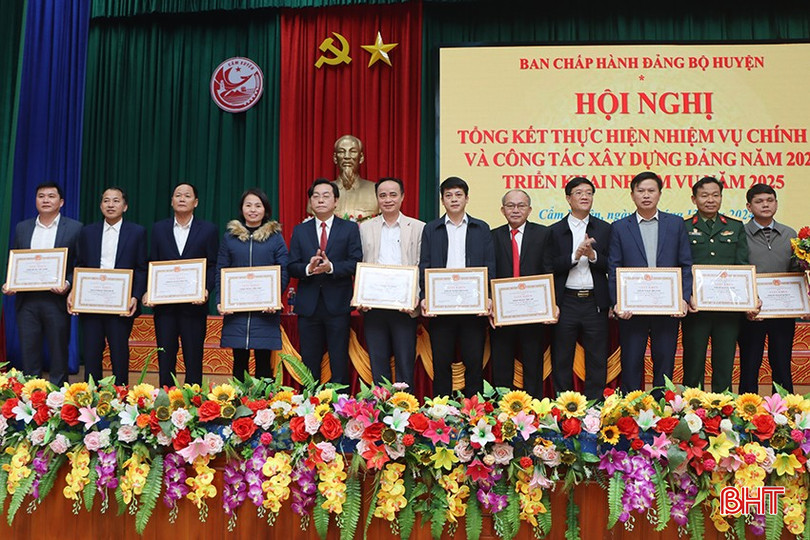 Dịp này, Ban Chấp hành Đảng bộ huyện Cẩm Xuyên cũng tặng giấy khen cho 10 tổ chức Đảng trực thuộc đã có thành tích trong thực hiện nhiệm vụ chính trị và công tác xây dựng Đảng năm 2024... bqbht_br_8003.jpg