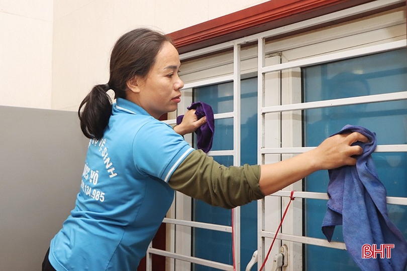 Chị Nguyễn Thị Bình ở xã Cẩm Vịnh (Cẩm Xuyên) đã "chốt đơn" dọn nhà sạch đến hết ngày 28 Tết. bqbht_br_7927.jpg