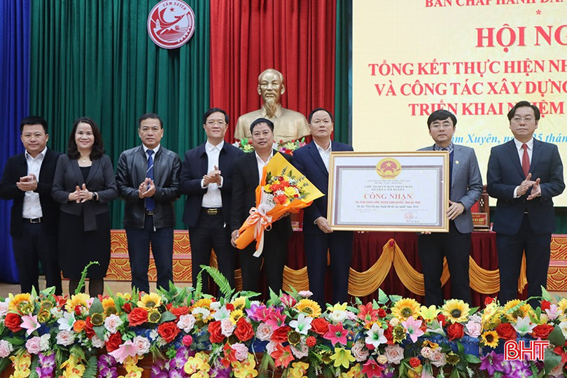 ... và trao bằng công nhận đạt chuẩn đô thị văn minh cho thị trấn Thiên Cầm. bqbht_br_8010.jpg