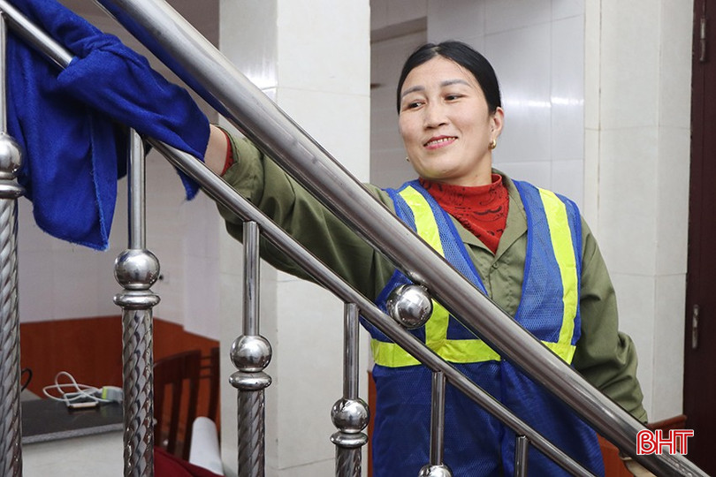 Nhân viên Nhà sạch xanh miền Trung tăng ca, làm thêm giờ để phục vụ nhu cầu dọn nhà đón Tết của người dân Hà Tĩnh. bqbht_br_7966.jpg