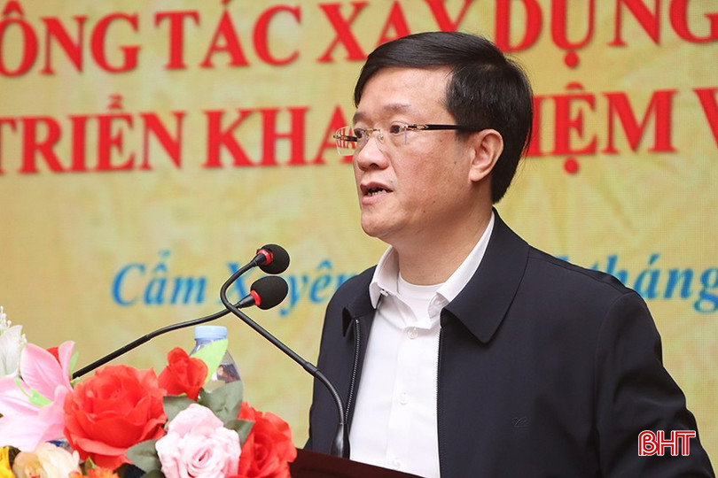 Phó Bí thư Thường trực Huyện ủy Cẩm Xuyên Nguyễn Bá Đức trình bày báo cáo kết quả thực hiện nhiệm vụ chính trị, công tác xây dựng Đảng năm 2024. bqbht_br_7982.jpg
