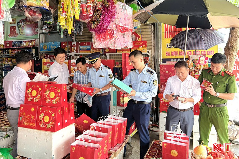 Các lực lượng chức năng Hà Tĩnh phối hợp kiểm tra hàng hóa thị trường tết Nguyên đán 2025. bqbht_br_1.jpg