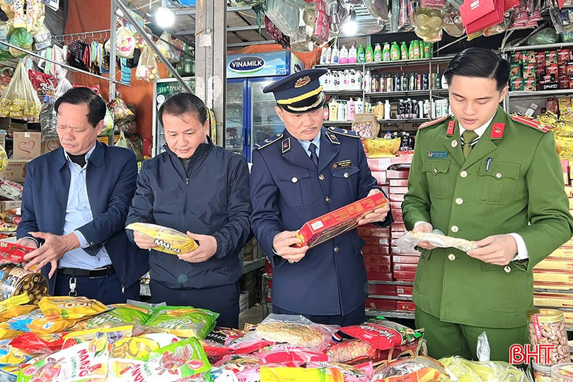 Mặt hàng bánh kẹo được tập trung kiểm tra để đảm bảo quyền lợi cho người tiêu dùng dịp Tết. bqbht_br_2.jpg