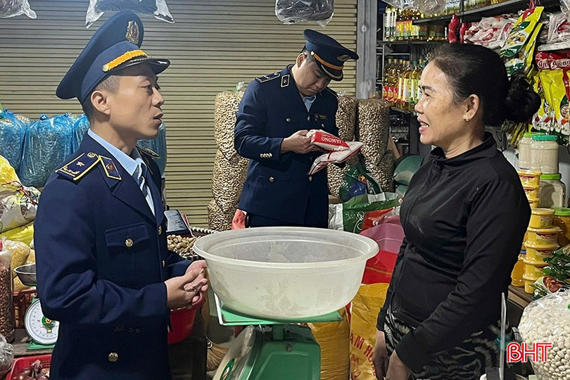 Cán bộ QLTT Hà Tĩnh tuyên truyền để các hộ kinh doanh chấp hành tốt quy định kinh doanh dịp Tết Nguyên đán Ất Tỵ. bqbht_br_3.jpg