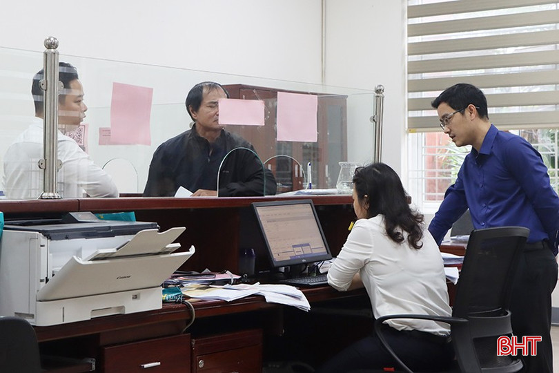 Lúc cao điểm, cán bộ Chi cục Thuế khu vực TP Hà Tĩnh - Cẩm Xuyên làm việc cả ngày nghỉ để hỗ trợ người dân nộp hồ sơ giảm thuế trước bạ với ô tô sản xuất, lắp ráp trong nước. bqbht_br_0104.jpg