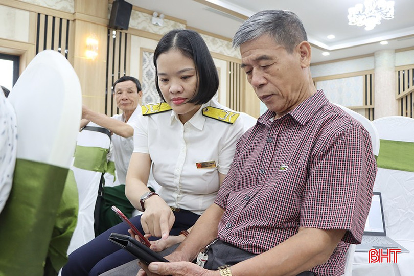 Thông qua hội nghị tập huấn, cán bộ Cục Thuế tỉnh Hà Tĩnh hướng dẫn người dân kê khai nộp hồ sơ hưởng các chính sách hỗ trợ. bqbht_br_7782.jpg