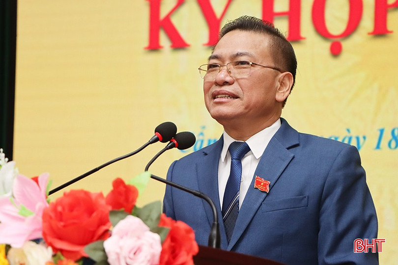 Phó Chủ tịch Thường trực UBND huyện Cẩm Xuyên Phạm Văn Thắng trình bày báo cáo tình hình phát triển kinh tế - xã hội năm 2024; phương hướng, mục tiêu, nhiệm vụ và giải pháp năm 2025. bqbht_br_7636.jpg