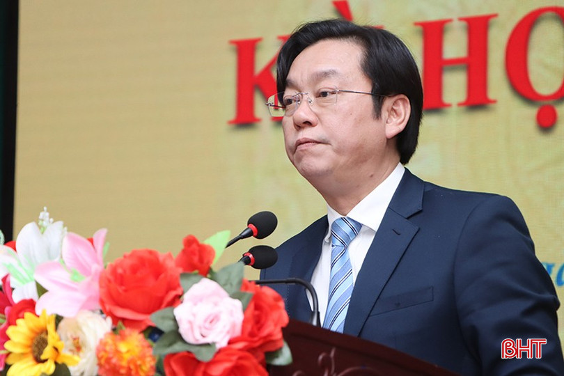Bí thư Huyện ủy Cẩm Xuyên Nguyễn Văn Thành phát biểu tại kỳ họp. bqbht_br_7647.jpg