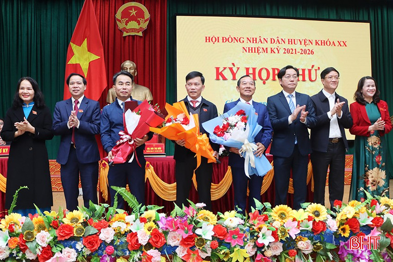 Dịp này, lãnh đạo huyện Cẩm Xuyên tặng hoa đồng chí Trưởng ban Pháp chế HĐND huyện vừa miễn nhiệm và chúc mừng Trưởng ban Pháp chế HĐND huyện, ủy viên UBND huyện vừa được bầu bổ sung. bqbht_br_7629.jpg