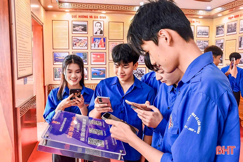 Đoàn viên thanh niên quét mã QR tìm hiểu về cuộc đời của Anh hùng Phan Đình Giót. bqbht_br_8624.jpg
