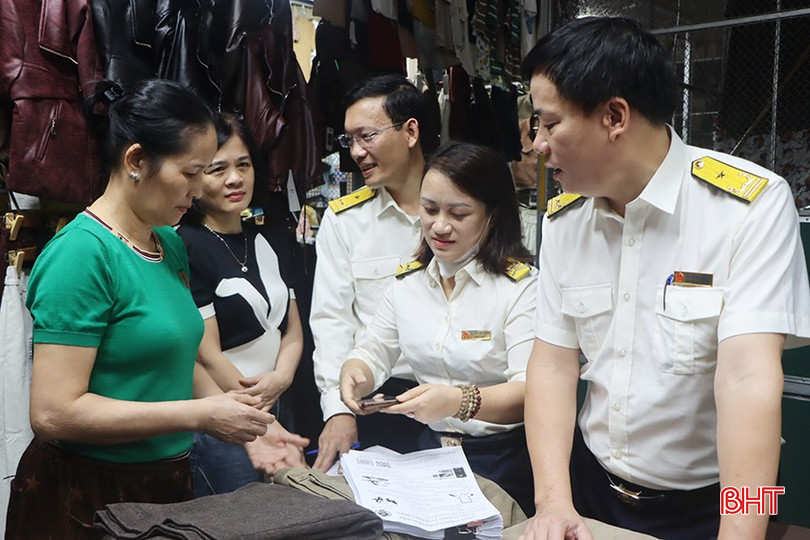 ត្រឹមថ្ងៃទី 20 ខែធ្នូ អាជ្ញាធរពន្ធដារដំបូងខិតខំបំប្លែងគ្រួសារចំនួន 3,786 ដែលបង់ពន្ធមួយដុំទៅជាវិធីសាស្ត្រប្រកាស។ ធានាថា 100% នៃមុខវិជ្ជាមានសិទ្ធិអនុវត្តវិក្កយបត្រអេឡិចត្រូនិចដែលបានបង្កើតពីការចុះឈ្មោះសាច់ប្រាក់យោងតាមក្រឹត្យលេខ 70/2015/ND-CP របស់រដ្ឋាភិបាល។ ធានាបាននូវការគាំទ្រ 100% នៃគ្រួសារអាជីវកម្ម ដើម្បីអនុវត្តនីតិវិធីពន្ធតាមអេឡិចត្រូនិកក្នុងលក្ខណៈងាយស្រួល។ ដោះស្រាយភ្លាមៗ និងឆ្លើយ 100% នៃបញ្ហាគ្រួសារអាជីវកម្មក្នុងរយៈពេល 24 ម៉ោង។ bqbht_br_0308.jpg