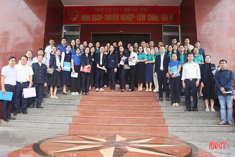 នាយកដ្ឋានពន្ធដារខេត្ត Ha Tinh បានកៀងគរបុគ្គលិក និងមន្ត្រីរាជការ 100% របស់ខ្លួន ដើម្បីបើកយុទ្ធនាការមួយដែលមានសារថា bqbht_br_0286.jpg