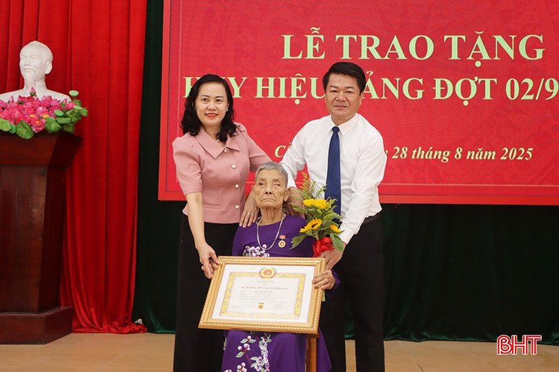 Trưởng ban Tổ chức Tỉnh ủy Trương Thanh Huyền và Bí thư Đảng ủy xã Cẩm Hưng Nguyễn Thanh Long trao tặng Huy hiệu 80 năm tuổi Đảng cho đảng viên Nguyễn Thị Tăng. bqbht_br_3.jpg