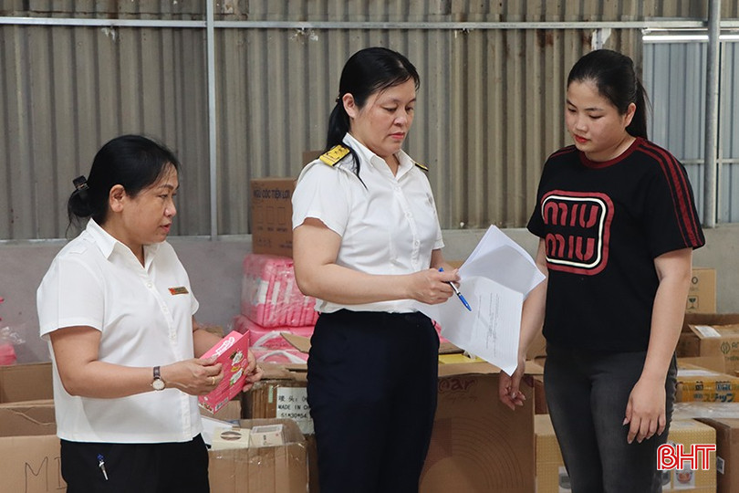 Cán bộ thuế rà soát các hộ kinh doanh bán hàng online trên địa bàn huyện Thạch Hà. bqbht_br_3.jpg