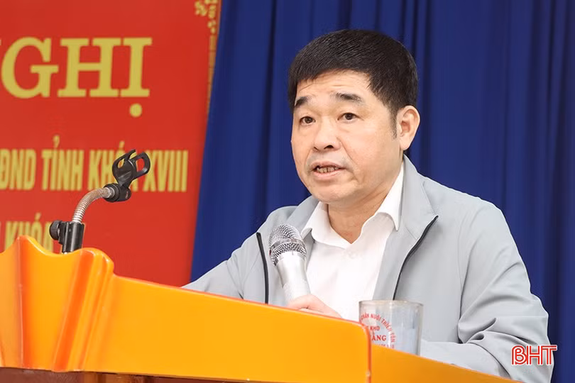 Giám đốc Bệnh viện Đa khoa tỉnh Hà Tĩnh Hoàng Quang Trung báo cáo các nội dung liên quan tại hội nghị tiếp xúc cử tri.