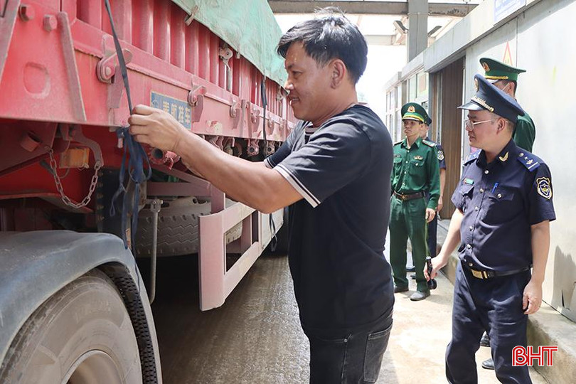 Phương tiện xuất nhập cảnh qua Cửa khẩu quốc tế Cầu Treo được kiểm tra, giám sát chặt chẽ. 1192.jpg
