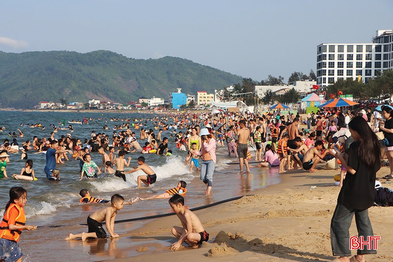 Bãi biển Thiên Cầm chật kín du khách trong kỳ nghỉ lễ 30/4 - 1/5. bqbht_br_0.jpg