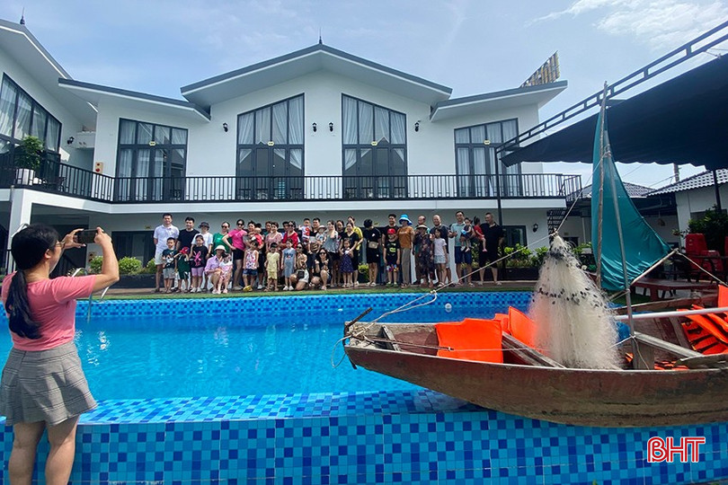 Du khách check-in tại Homestay Thiên Cầm. bqbht_br_3.jpg