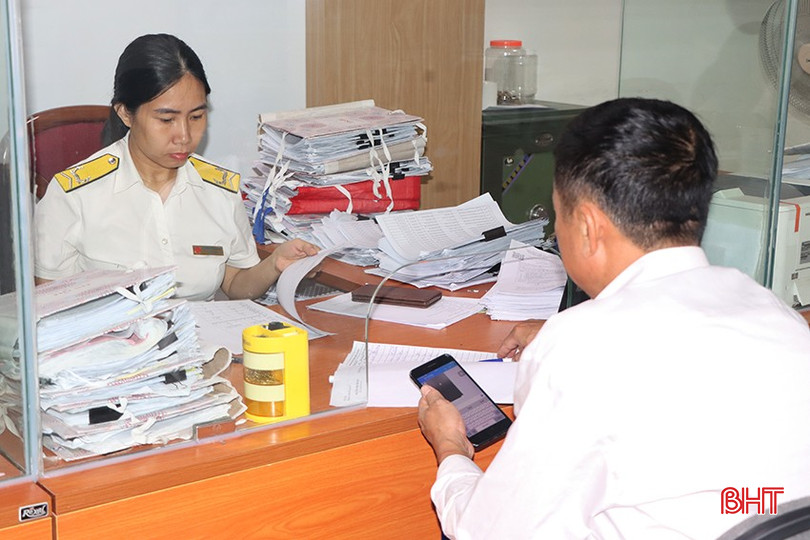 Cán bộ thuế tiếp nhận hồ sơ người nộp thuế tại Trung tâm Hành chính công TP Hà Tĩnh. 0903.jpg